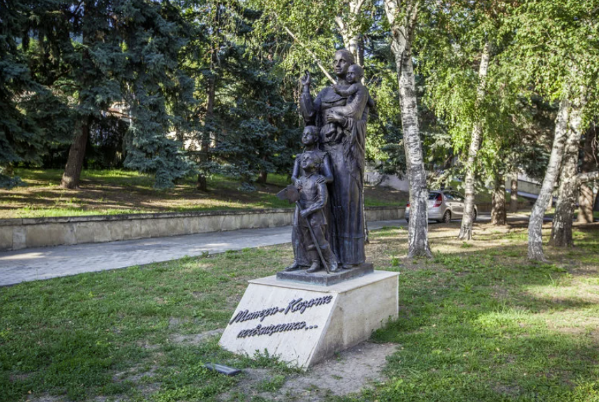 Памятник "Матери-Казачке"