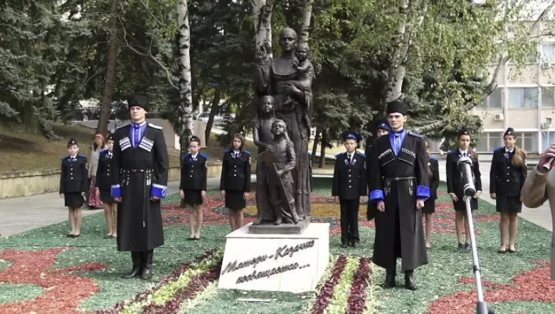 Памятник "Матери-Казачке"