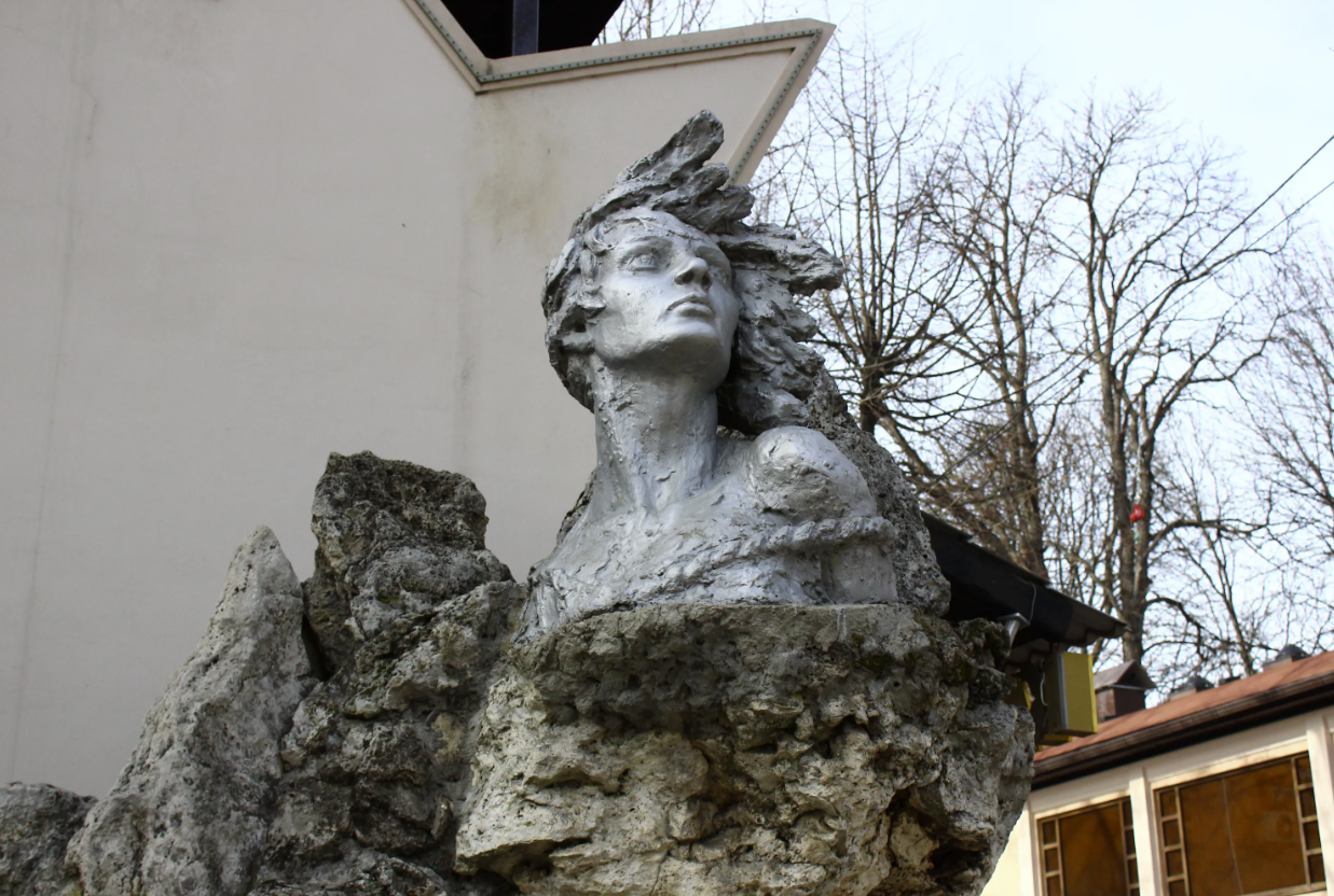 Памятник "Нине Попцовой"