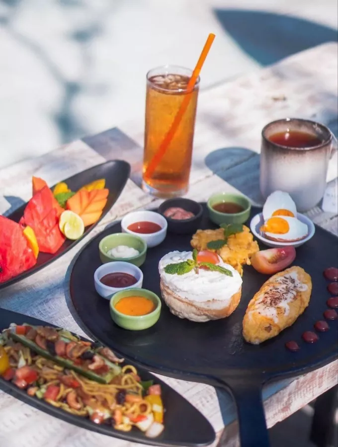 Отель Anona Beachfront Phuket Resort в Пхукете: Отель, Бассейн, Ресторан, Hotel, Swimming Pool, Restaurant, Beach, Пляж,