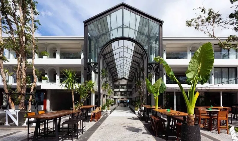 Отель Anona Beachfront Phuket Resort в Пхукете: Отель, Бассейн, Ресторан, Hotel, Swimming Pool, Restaurant, Beach, Пляж,
