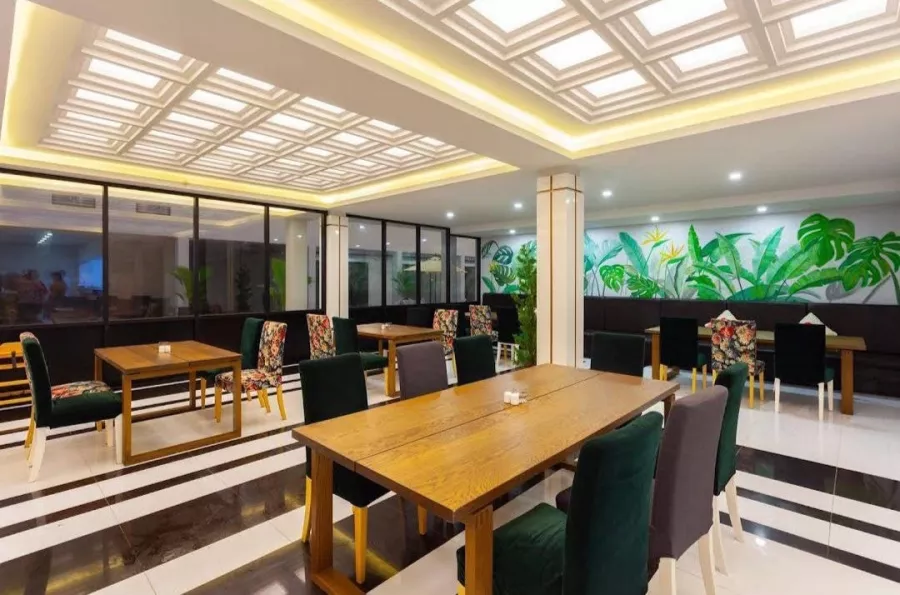 Отель Anona Beachfront Phuket Resort в Пхукете: Отель, Бассейн, Ресторан, Hotel, Swimming Pool, Restaurant, Beach, Пляж,