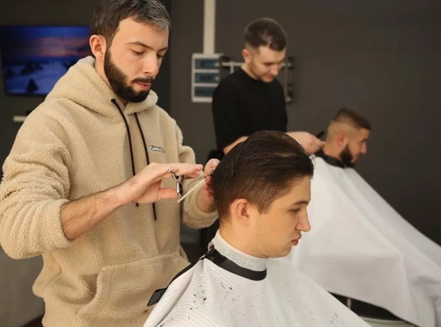 Барбершоп Мужские традиции на Уральской в Краснодаре: Мужская стрижка , Стрижка, Барбер , Барбершоп, Мужское пространство , Борода, Укладка волос , Бритье бороды ,