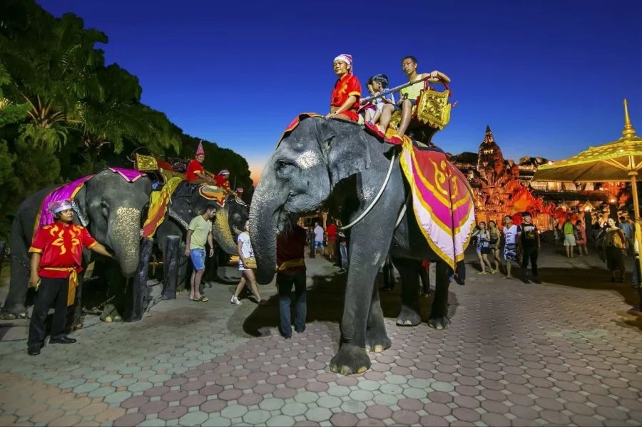 Тематический Парк Phuket FantaSea в Пхукете: Слоны, Акробаты, Цирк, Elephants, Circus, Acrobatics, Park, Парк, Театр, Theatre,