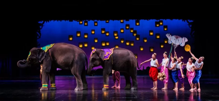 Тематический Парк Phuket FantaSea в Пхукете: Слоны, Акробаты, Цирк, Elephants, Circus, Acrobatics, Park, Парк, Театр, Theatre,