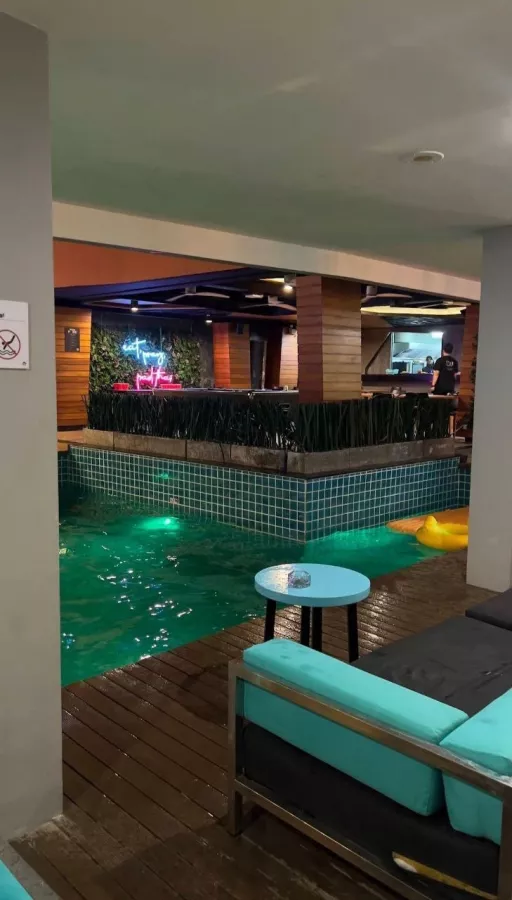 Хостел Mad Monkey Phuket в Пхукете: Хостел, Кафе, Бассейн, Отель, Бильярд, Pool, Hotel, Hostel, Cafe, Swimming Pool,