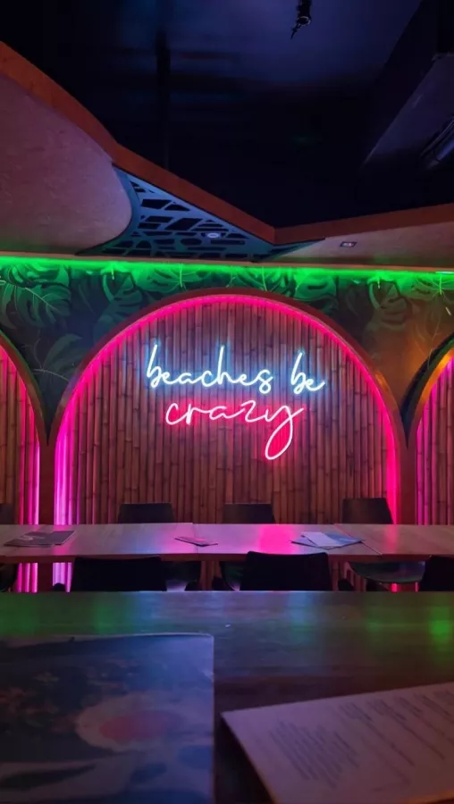 Хостел Mad Monkey Phuket в Пхукете: Хостел, Кафе, Бассейн, Отель, Бильярд, Pool, Hotel, Hostel, Cafe, Swimming Pool,