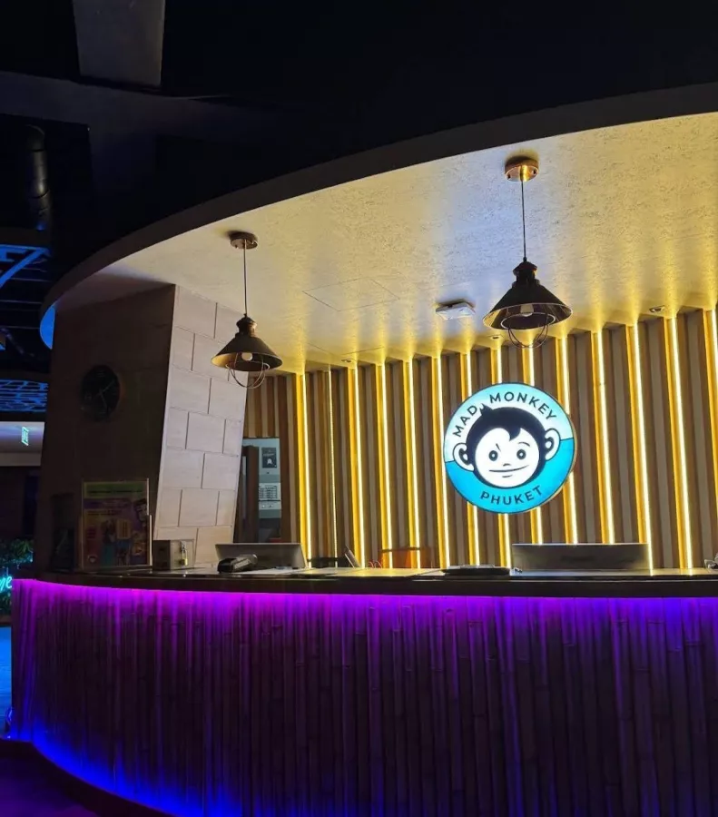 Хостел Mad Monkey Phuket в Пхукете: Хостел, Кафе, Бассейн, Отель, Бильярд, Pool, Hotel, Hostel, Cafe, Swimming Pool,