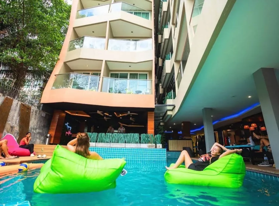 Хостел Mad Monkey Phuket в Пхукете: Хостел, Кафе, Бассейн, Отель, Бильярд, Pool, Hotel, Hostel, Cafe, Swimming Pool,