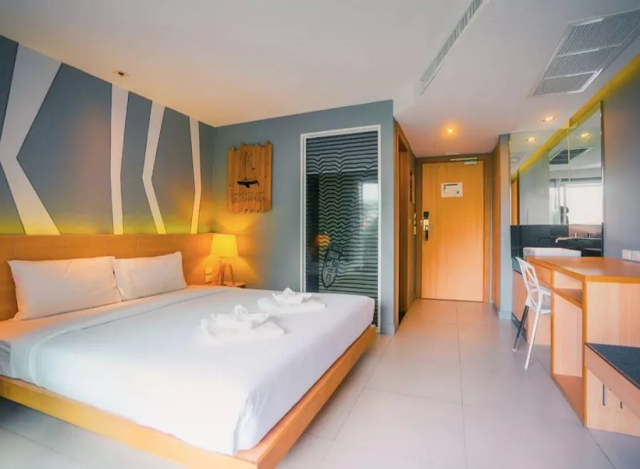 Хостел Mad Monkey Phuket в Пхукете: Хостел, Кафе, Бассейн, Отель, Бильярд, Pool, Hotel, Hostel, Cafe, Swimming Pool,
