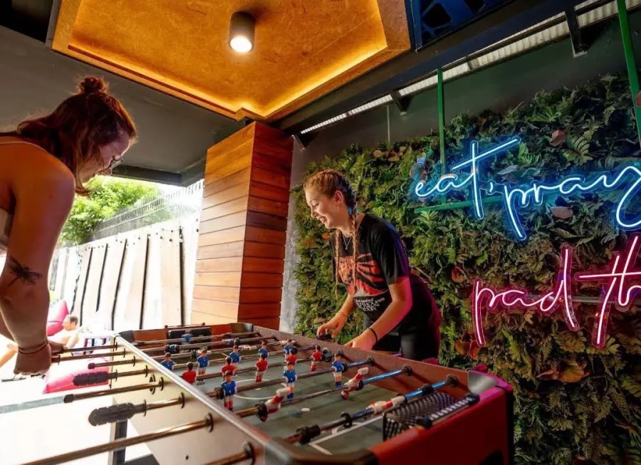 Хостел Mad Monkey Phuket в Пхукете: Хостел, Кафе, Бассейн, Отель, Бильярд, Pool, Hotel, Hostel, Cafe, Swimming Pool,