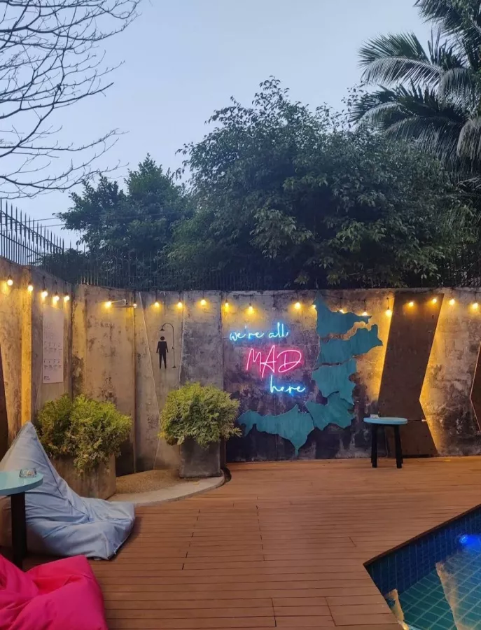 Хостел Mad Monkey Phuket в Пхукете: Хостел, Кафе, Бассейн, Отель, Бильярд, Pool, Hotel, Hostel, Cafe, Swimming Pool,