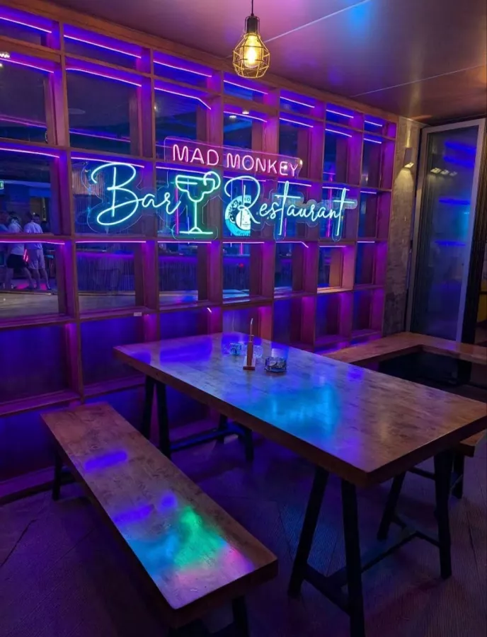 Хостел Mad Monkey Phuket в Пхукете: Хостел, Кафе, Бассейн, Отель, Бильярд, Pool, Hotel, Hostel, Cafe, Swimming Pool,