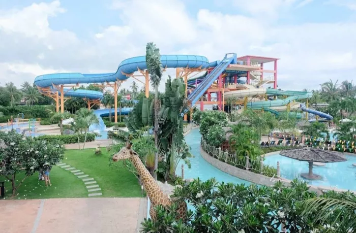 Отель Splash Beach Resort в Пхукете: Жилье, Отель, Spa, Аквапарк, Бассейн, Ресторан, 
