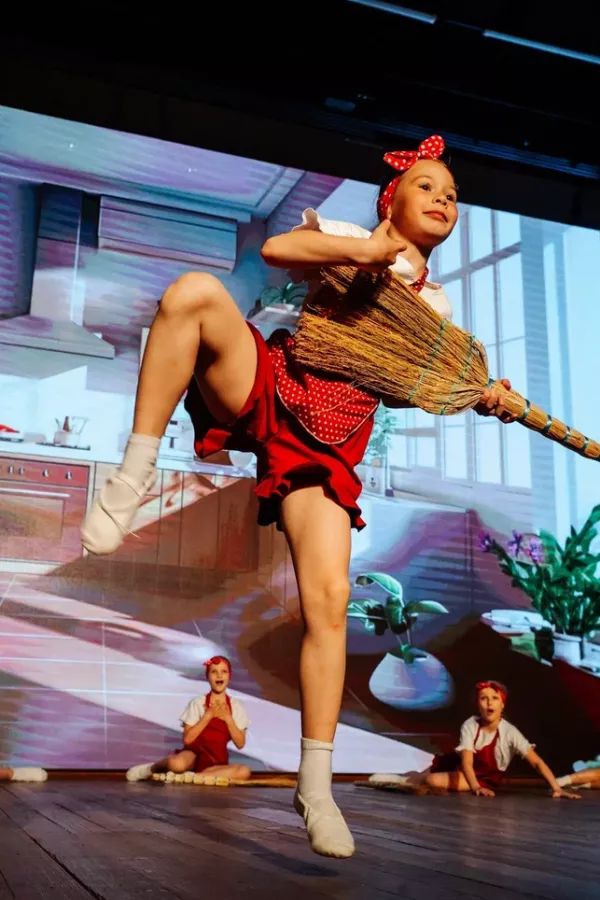 Школа танца и спорта Галатея в Новосибирске: Учимся, Хип-хоп, Акробатика, Йога,