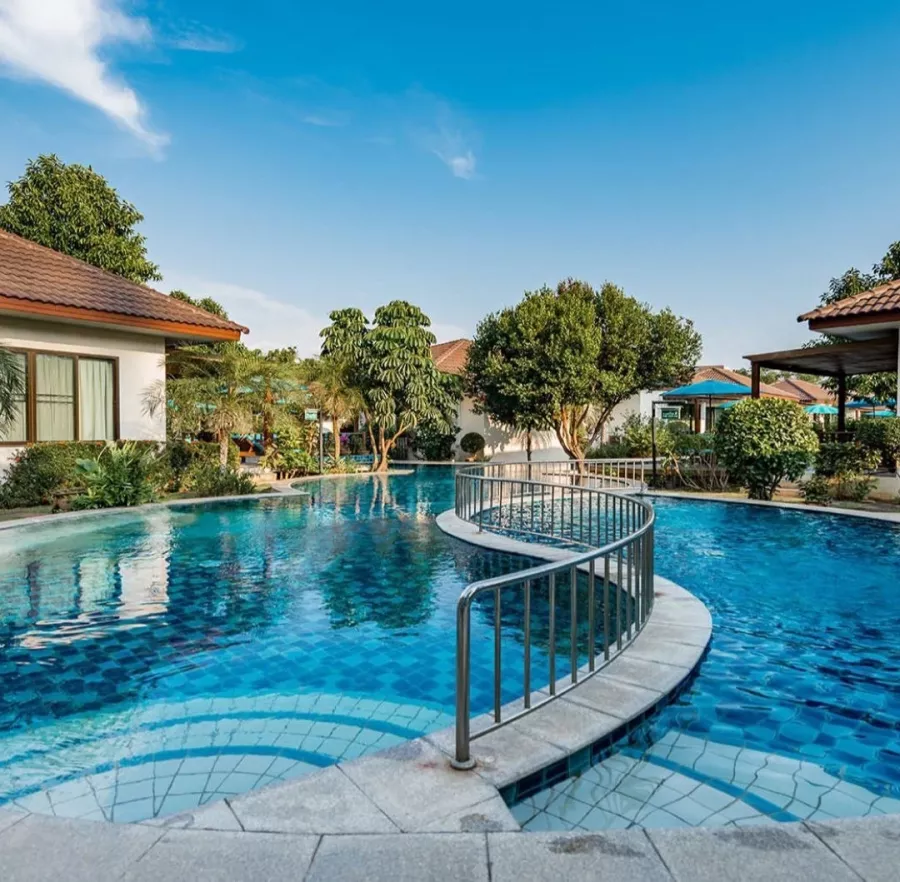 Отель Pinnacle Grand Jomtien Resort в Паттайе: Отель, Бассейн, Ресторан, Бар, Hotel, Swimming Pool, Bar, Restaurant, Детская Площадка, Kids Playground,