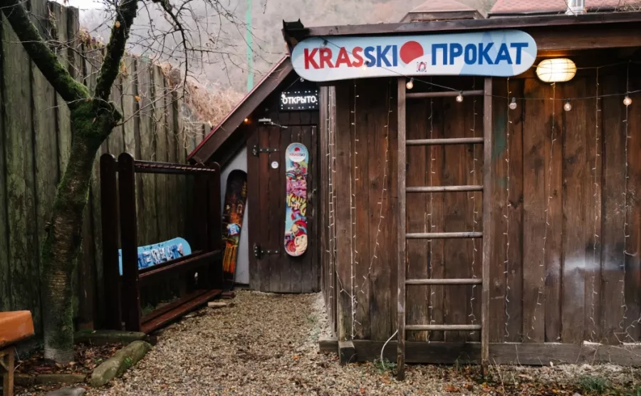 Прокат сноубордов и лыж Krasski в Сочи: Сноуборд, Лыжи, Семейный отдых, Для всей семьи, Для детей и взрослых, Ботинки для сноуборда, Шлем для сноуборда, Очки для сноуборда,