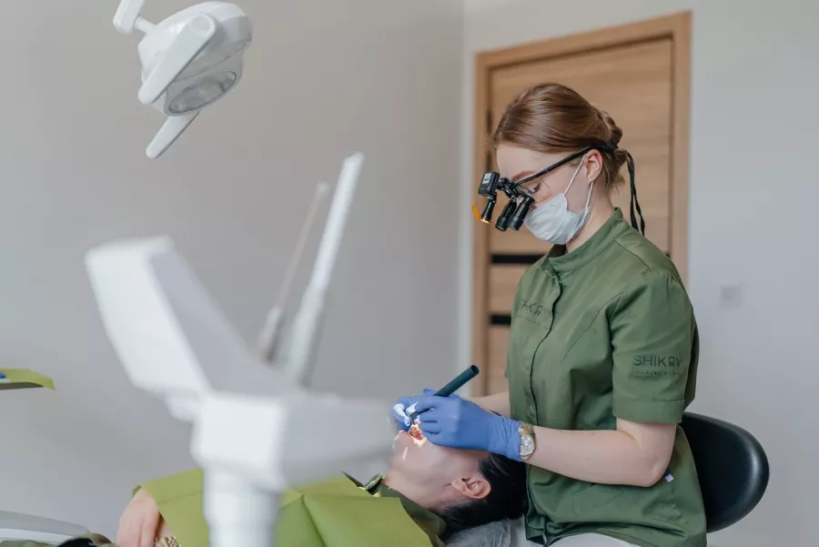Стоматологическая клиника Shikov Dental Clinic в Краснодаре: Имплантация , Коронки, Виниры, Лечение зубов, Лечение десен, Удаление зубов, Чистка зубов, Отбеливание, Исправление прикуса, Протезирование зубов, Гнатология,
