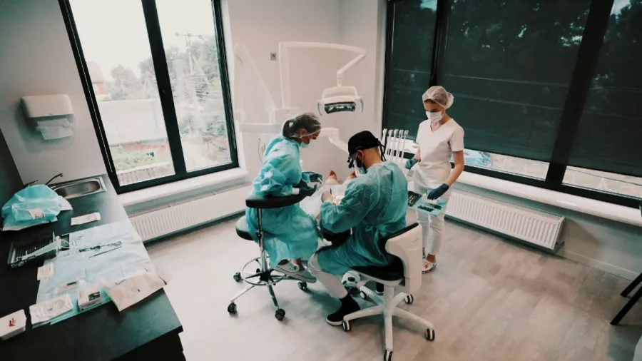 Стоматологическая клиника Shikov Dental Clinic в Краснодаре: Имплантация , Коронки, Виниры, Лечение зубов, Лечение десен, Удаление зубов, Чистка зубов, Отбеливание, Исправление прикуса, Протезирование зубов, Гнатология,