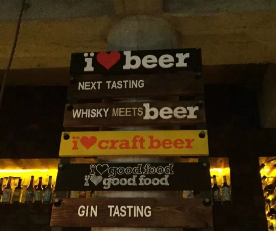 Бар Bar & Restaurant naïv в Франкфуртe-на-Майне: Еда, Напитки, Бар, Паб, Пиво,