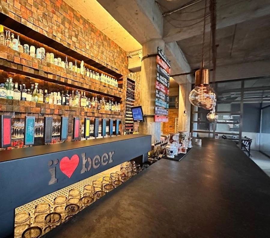 Бар Bar & Restaurant naïv в Франкфуртe-на-Майне: Еда, Напитки, Бар, Паб, Пиво,