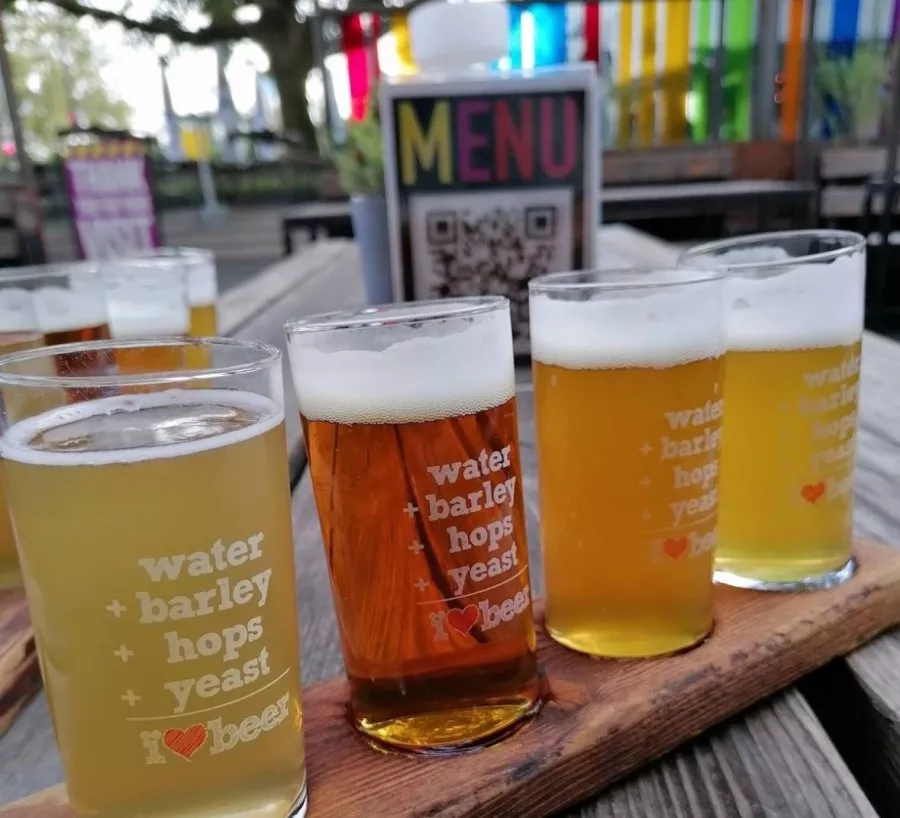 Бар Bar & Restaurant naïv в Франкфуртe-на-Майне: Еда, Напитки, Бар, Паб, Пиво,