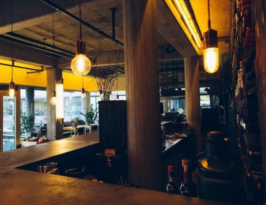 Бар Bar & Restaurant naïv в Франкфуртe-на-Майне: Еда, Напитки, Бар, Паб, Пиво,