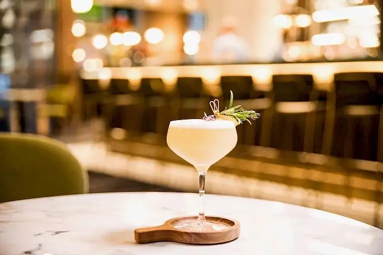 Ресторан-бар Hudson Yards Lounge в Франкфуртe-на-Майне: Alcohol , Beer, Bar, Drinks , Паб, Бар, Алкоголь , Пиво ,