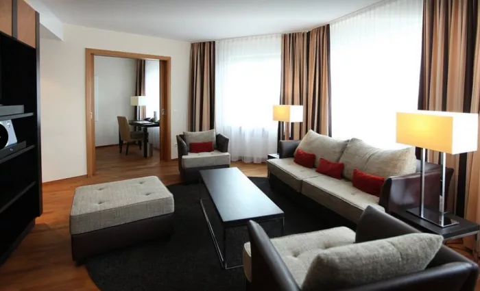 Отель Lindner Hotel Frankfurt Main Plaza в Франкфуртe-на-Майне: Семейный отдых , Отель, Бассейн, Парковка, Для всей семьи, Гостиница, 