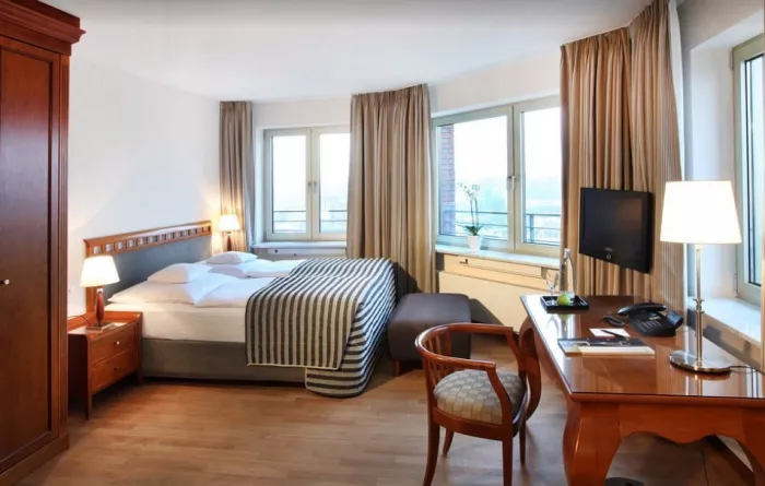 Отель Lindner Hotel Frankfurt Main Plaza в Франкфуртe-на-Майне: Семейный отдых , Отель, Бассейн, Парковка, Для всей семьи, Гостиница, 