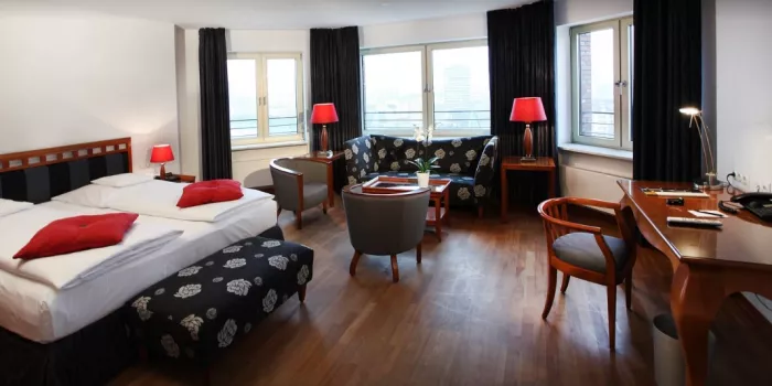 Отель Lindner Hotel Frankfurt Main Plaza в Франкфуртe-на-Майне: Семейный отдых , Отель, Бассейн, Парковка, Для всей семьи, Гостиница, 