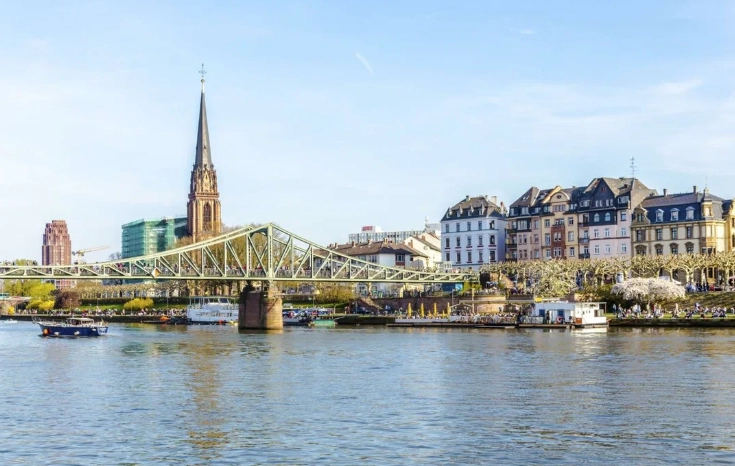 Отель Hotel Avani Frankfurt City в Франкфуртe-на-Майне: Семейный отдых , Отель, Бассейн, Парковка, Для всей семьи, Гостиница,