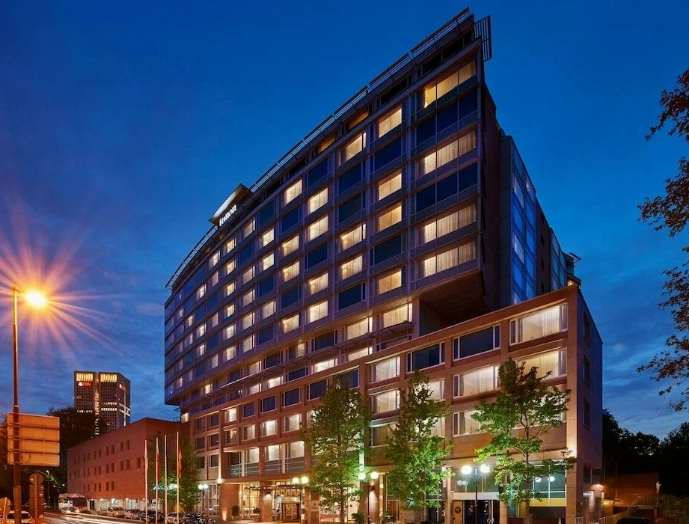 Отель Hilton Frankfurt City Centre в Франкфуртe-на-Майне: Семейный отдых , Отель, Бассейн, Парковка, Для всей семьи, Гостиница, Жилье,