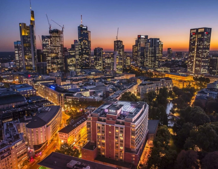 Отель Hilton Frankfurt City Centre в Франкфуртe-на-Майне: Семейный отдых , Отель, Бассейн, Парковка, Для всей семьи, Гостиница, Жилье,