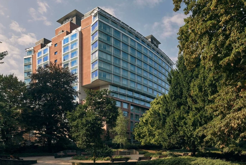 Отель Hilton Frankfurt City Centre в Франкфуртe-на-Майне: Семейный отдых , Отель, Бассейн, Парковка, Для всей семьи, Гостиница, Жилье,