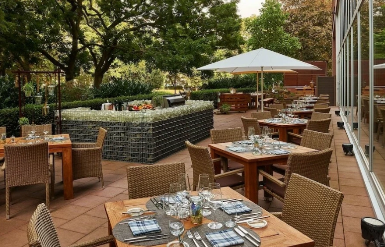 Отель Hilton Frankfurt City Centre в Франкфуртe-на-Майне: Семейный отдых , Отель, Бассейн, Парковка, Для всей семьи, Гостиница, Жилье,