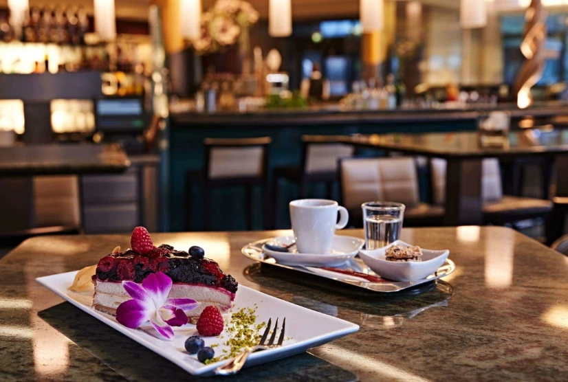 Отель Steigenberger Airport Hotel Frankfurt в Франкфуртe-на-Майне: Семейный отдых , Отель, Бассейн, Парковка, Для всей семьи, Гостиница,