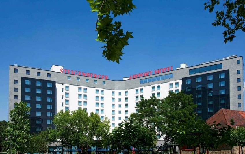 Отель Steigenberger Airport Hotel Frankfurt в Франкфуртe-на-Майне: Семейный отдых , Отель, Бассейн, Парковка, Для всей семьи, Гостиница,