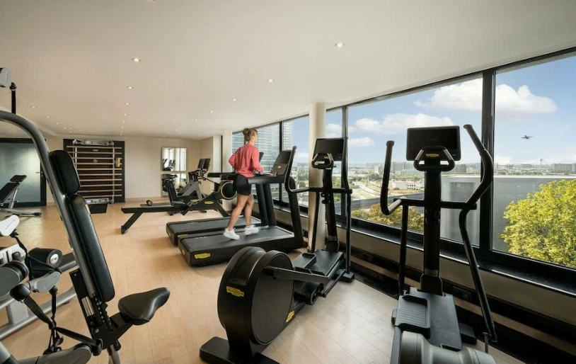 Отель Steigenberger Airport Hotel Frankfurt в Франкфуртe-на-Майне: Семейный отдых , Отель, Бассейн, Парковка, Для всей семьи, Гостиница,