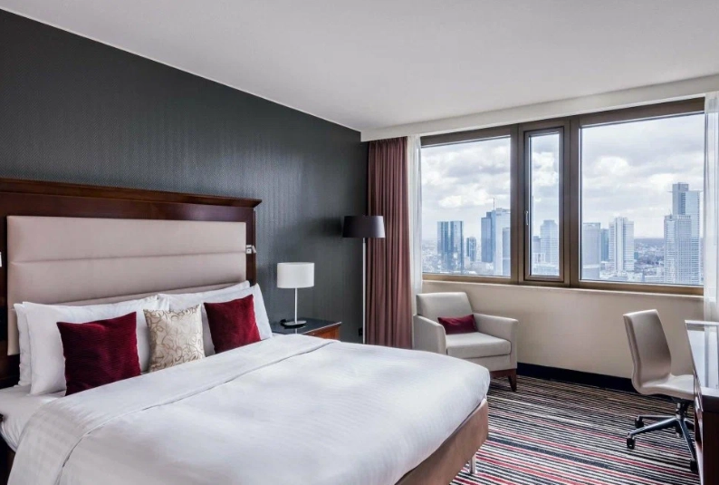 Отель Frankfurt Marriott Hotel в Франкфуртe-на-Майне: Бассейн, Парковка, Семейный отдых , Для всей семьи, Отель, Жилье,